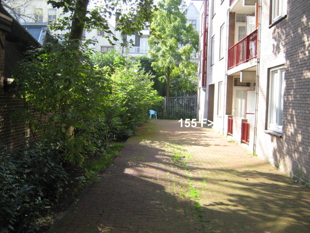 achterin rechts blauw bordje praktijk